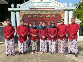Pamong Kalurahan Pampang Kenakan Lurik Merah pada Kamis Pon, Gelar Sesi Foto Bersama